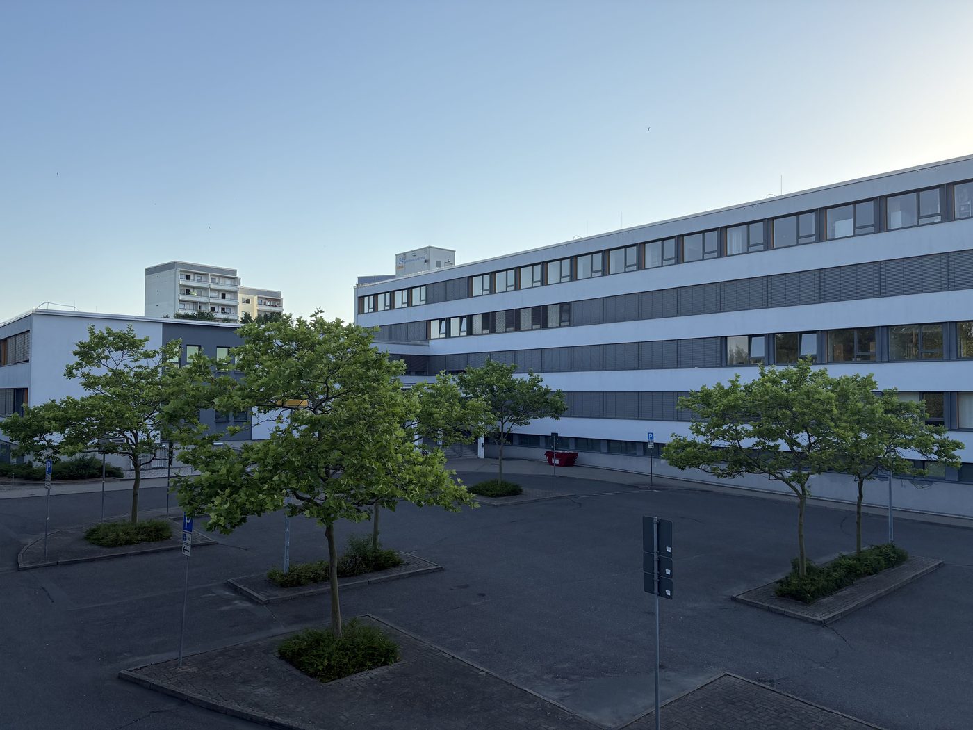 Ärztehaus mit kostenlosem Parkplatz